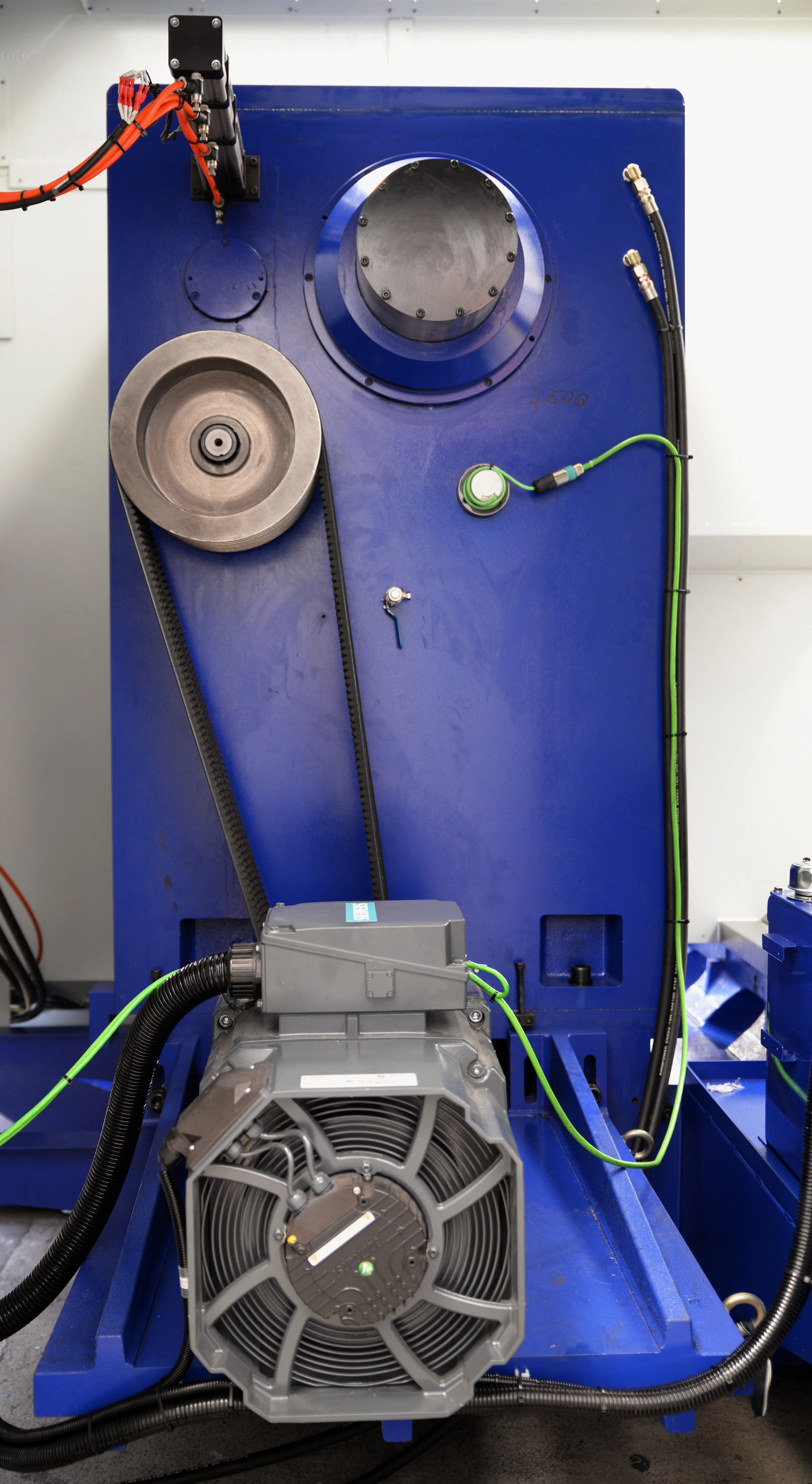 Horizontální soustruh HLC a jeho motor